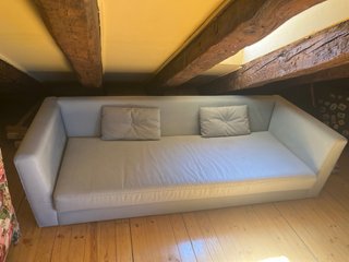 Sofá de tela floral y sofa bajo azul clarito