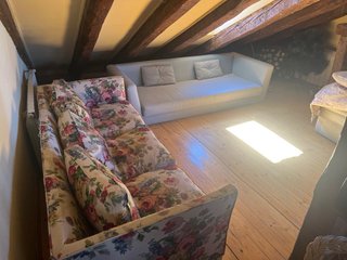 Sofá de tela floral y sofa bajo azul clarito