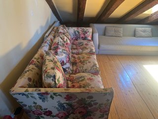 Sofá de tela floral y sofa bajo azul clarito
