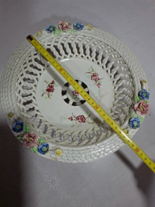 Frutero antiguo de porcelana con flores