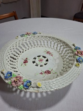 Frutero antiguo de porcelana con flores