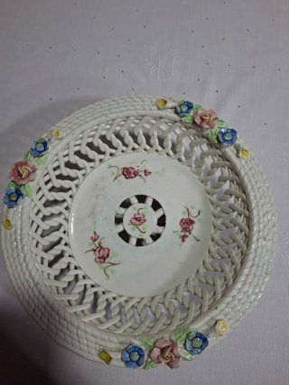 Frutero antiguo de porcelana con flores