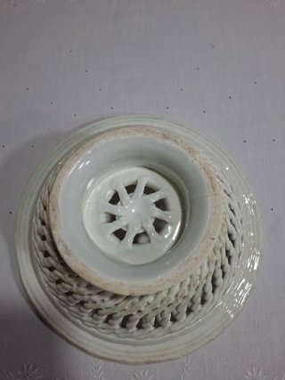 Frutero antiguo de porcelana con flores
