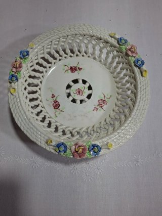 Frutero antiguo de porcelana con flores