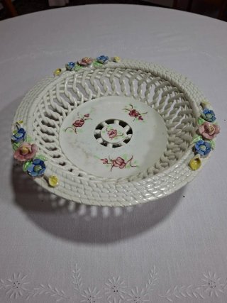 Frutero antiguo de porcelana con flores