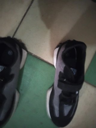 Zapatos deportivos grises y negros talla 36