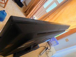 Televisor LG Negro y Soporte