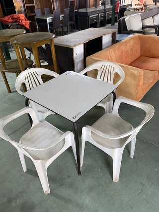 Mesa cuadrada y 4 sillas de plástico
