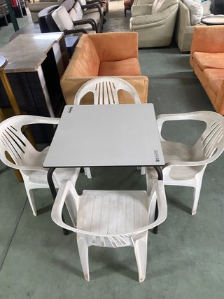 Mesa cuadrada y 4 sillas de plástico