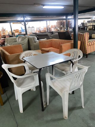 Mesa cuadrada y 4 sillas de plástico
