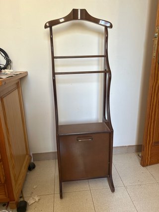 Perchero de pie de madera