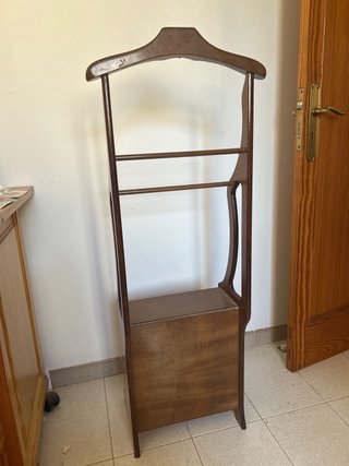 Perchero de pie de madera
