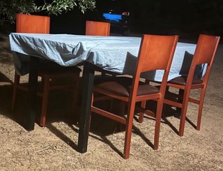 Juego de 6 sillas de comedor de madera.