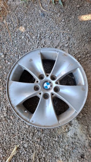 Llantas BMW originales de 16 pulgadas.