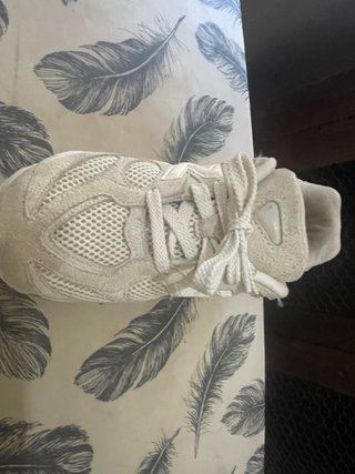 Tenis New Balance Beige y Blanco numero 34,5