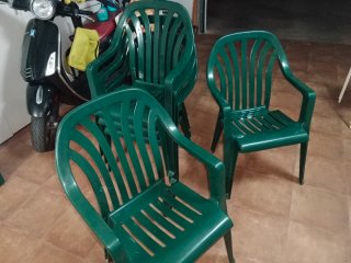 Mesa ovalada de resina y 5 sillas