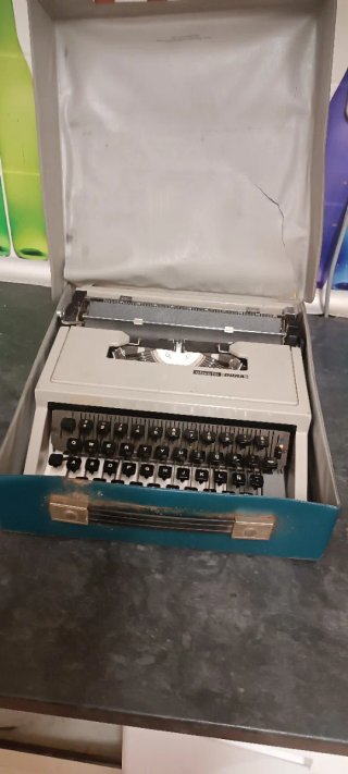 Máquina de escribir Olivetti DORA