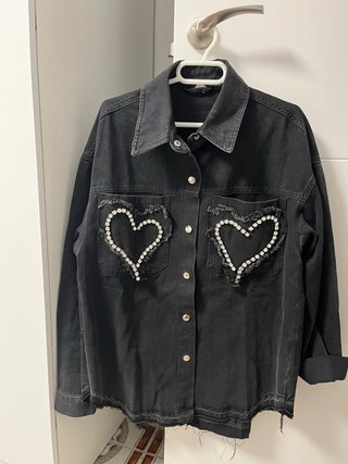 Chaqueta vaquera negra con corazones