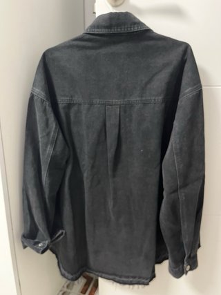 Chaqueta vaquera negra con corazones
