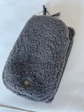 Bolsito peluche gris Parfois