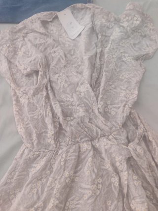 Vestido estampado floral beige y blanco