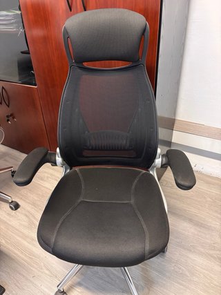 Silla de oficina ergonómica negra