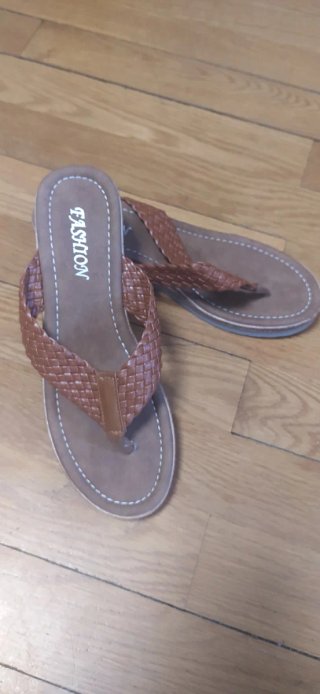 Sandalias planas trenzadas marrones