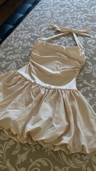 Vestido corto beige halter