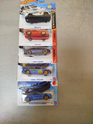 Lote 5 Hot Wheels: BMW, Ferrari, Subaru, Nissan