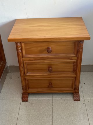 Mesita de noche de madera