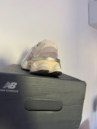 Zapatillas New Balance Beige y Negro
