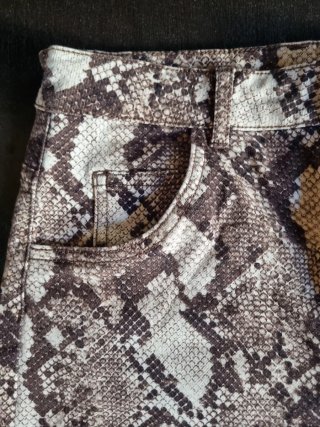 Pantalones cortos H&M estampado serpiente T.38