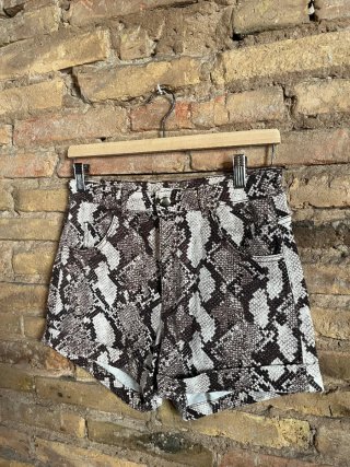 Pantalones cortos H&M estampado serpiente T.38