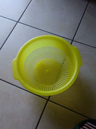 Scolapasta giallo in plastica