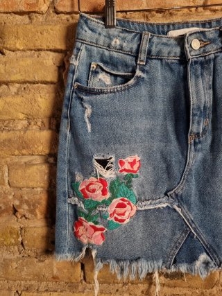 Minifalda vaquera ZARA bordada T.S