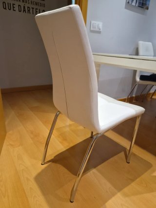 Mesa comedor negra con patas blancas con 6 sillas