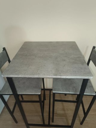 Mesa alta con 2 sillas