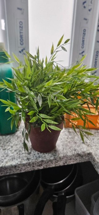 Planta artificial pequeña marrón y verde