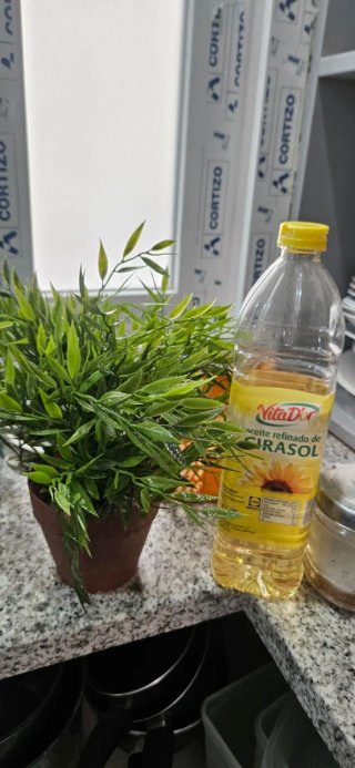 Planta artificial pequeña marrón y verde