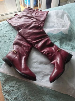 Botas altas burdeos con hebilla dorada
