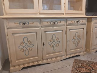 Credenza/Buffet con decorazioni floreali