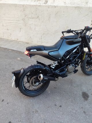Husqvarna Svartpilen 125cc Naked Negra y bronce