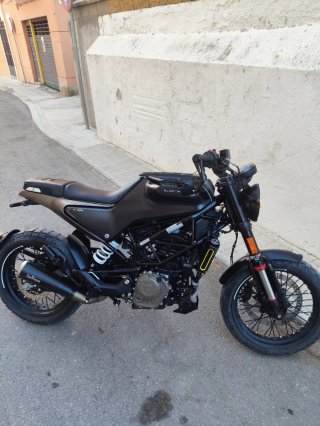 Husqvarna Svartpilen 125cc Naked Negra y bronce