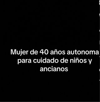 Mujer de cuidado a ancianos y niños
