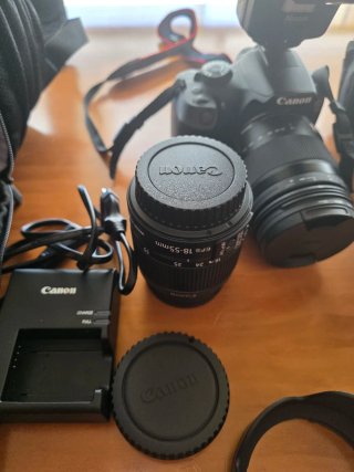 Cámara Canon EOS 1300D con accesorios