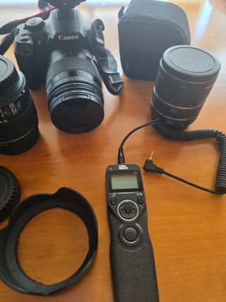 Cámara Canon EOS 1300D con accesorios