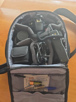 Cámara Canon EOS 1300D con accesorios