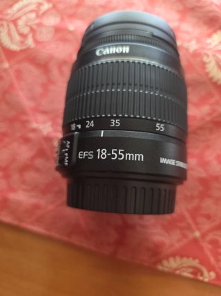 Cámara Canon EOS 1300D con accesorios