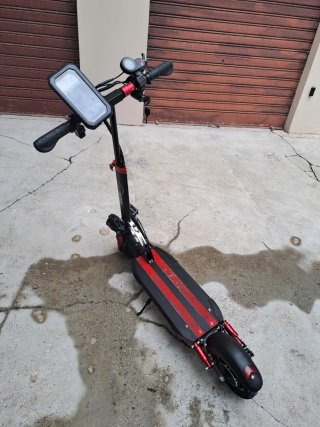 Monopattino Elettrico Nero e Rosso