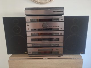 Equipo de música JVC vintage con tocadiscos